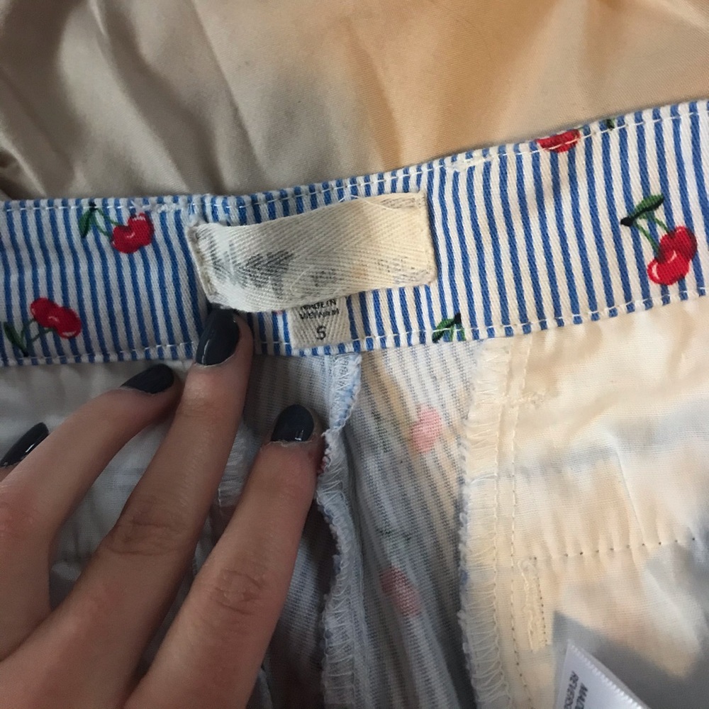 Cherry low rise shorts - Picture 2 of 6